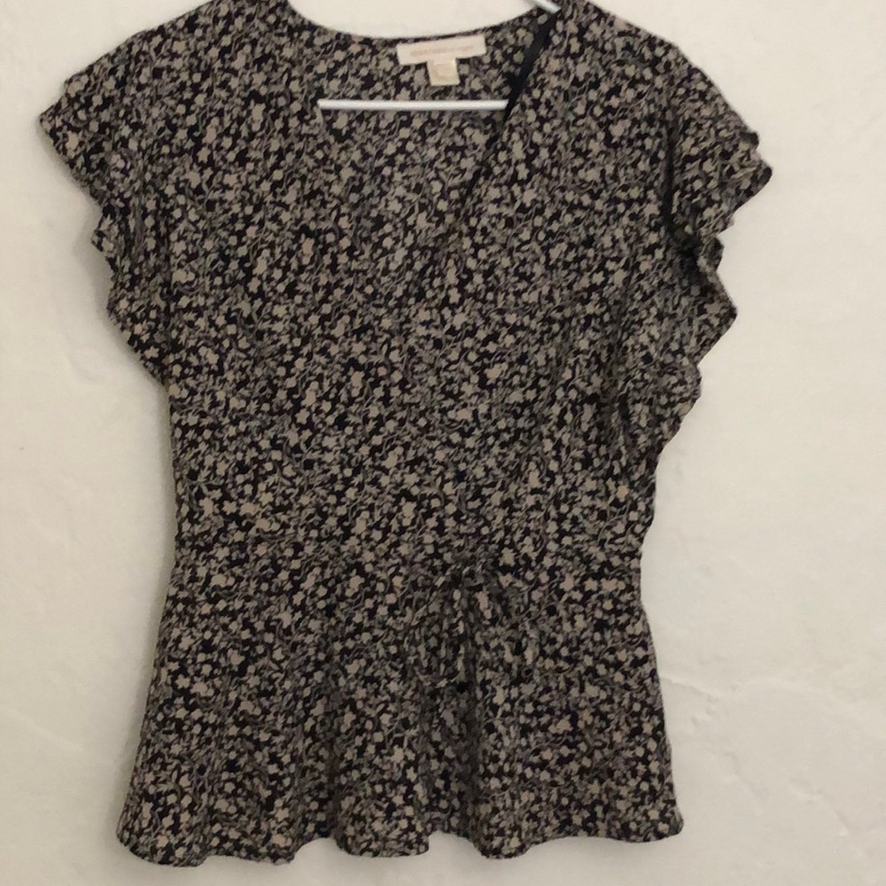 I’m selling an elegant top. Has designs cute matching now in front.